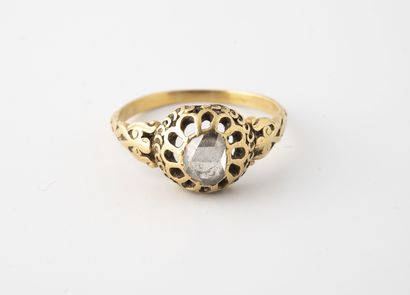 Bague en or jaune (750) centrée d'un diamant...