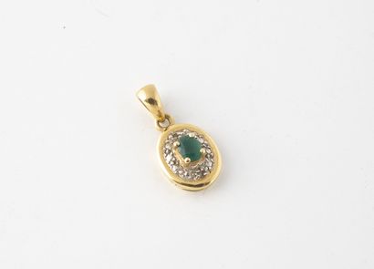 Pendentif ovale en or jaune (750) centrée...
