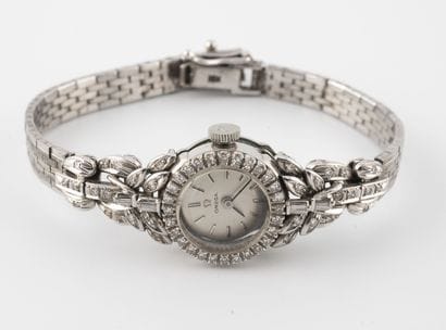 OMEGA
Montre bracelet de dame en métal. 

Boîtier...