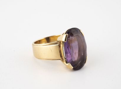 Bague en or jaune (750) centrée d'une améthyste...