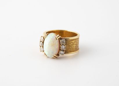 Petite bague bandeau en or jaune (750) texturé...