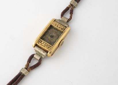 Petite montre bracelet de dame.

Boîtier...