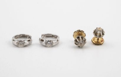 Lot de deux paires de boucles d'oreilles...