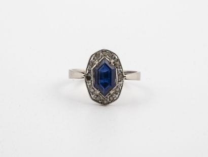 Bague en or gris (750) centrée d'un saphir...