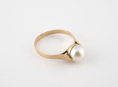 Bague en or jaune (750) centrée d'une perle...