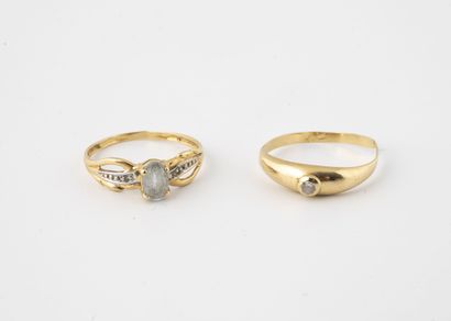 Deux bagues en or jaune (750) :

- L'une...