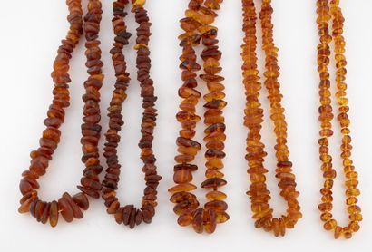 Lot de cinq colliers en palets d'ambre et...