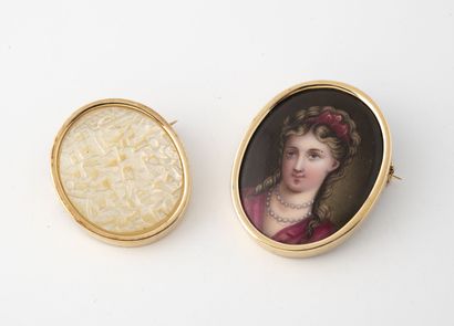 Deux broches médaillons ovales en or jaune...