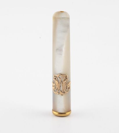 Fume-cigarette en nacre blanche à bague et...