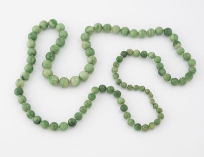 Collier en billes de jade vert, en chute....