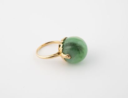 Bague en or jaune (585) retenant une importante...