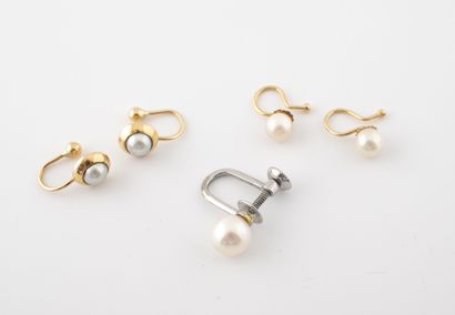Deux paires de crochets d'oreilles en or...