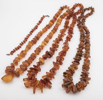 Lot de trois colliers et un bracelet en galets...