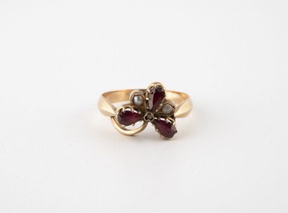 Bague trèfle en or jaune (750) ornée de trois...