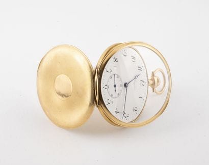 LONGINES
Montre de gousset plate en or jaune...