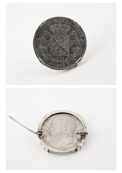 Broche en argent (800) retenant une pièce...