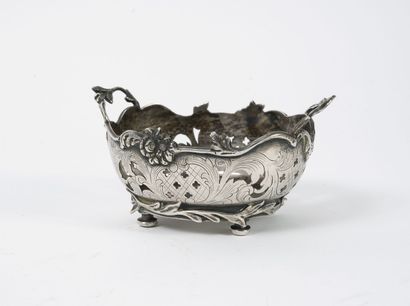 Petite coupe ovale en argent (950) ajourée...