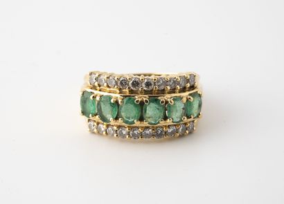 Bague en or jaune (750) ornée d'une ligne...