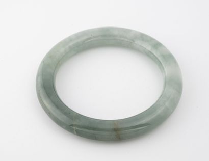 Bracelet jonc en jade vert céladon nuagé.

Tour...