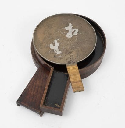 JAPON
Metal hand mirror decorated with cherry...