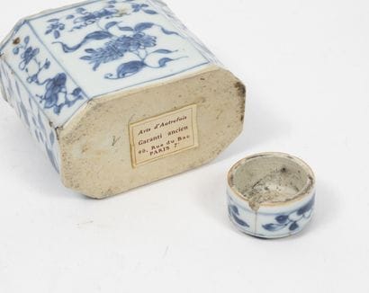 Chine, XIXème siècle.
Porcelain bottle of...