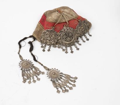 INDE
Small hat made of fabric and silver...