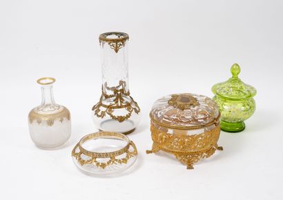
Lot of five pieces :

- a tubular vase and...