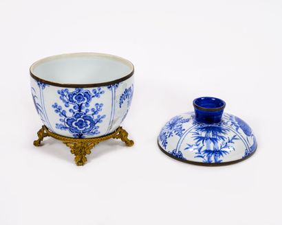 CHINE, Début XXème siècle
Porcelain covered...