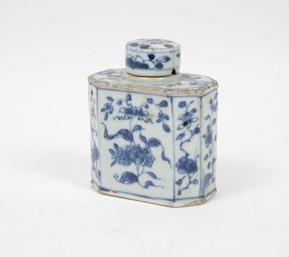 Chine, XIXème siècle.
Porcelain bottle of...