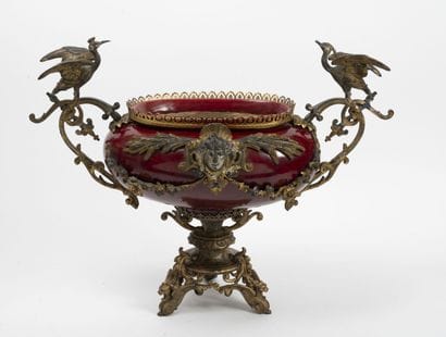 Oval bowl in burgundy ceramic.

The frame...