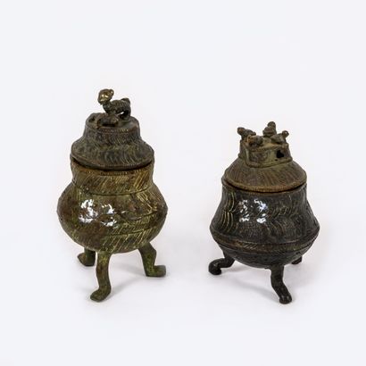 CHINE
Two small tripod covered pots in bronze...