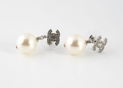 CHANEL
Pair of earrings with rhinestone and...