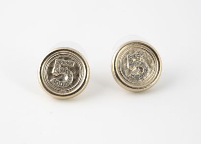 CHANEL
Pair of round earrings in gold-plated...