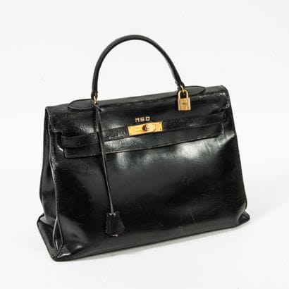 HERMES Paris
Kelly bag 32 cm in black box....