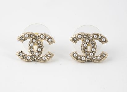 CHANEL
Pair of earrings signed in gold metal...