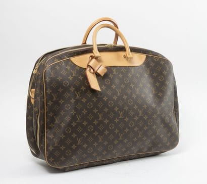 LOUIS VUITTON
Travel bag in Monogram canvas...