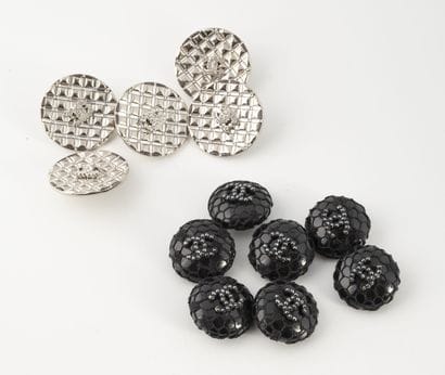 CHANEL
Lot of buttons including : 

- Seven...