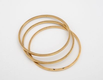 Trois bracelets jonc en or jaune (750). 

Poids...