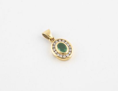 Pendentif ovale en or jaune (750) centrée...