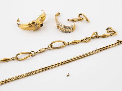 Lot de débris de bracelets et bagues en or...