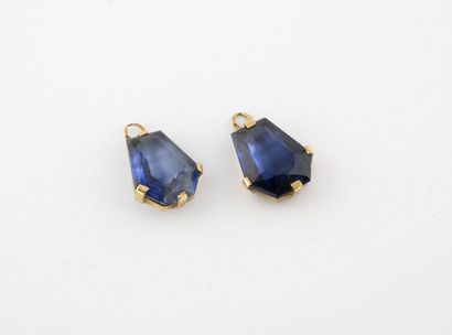 Deux pendentifs en or jaune (750) retenant...