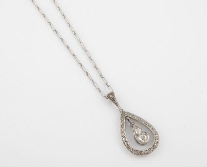 Chain in platinum (850) with stick link holding...