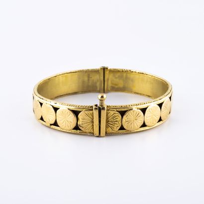 Bracelet in yellow gold (750) decorated with...