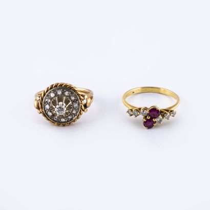 Lot de deux bagues comprenant :

- Une bague...