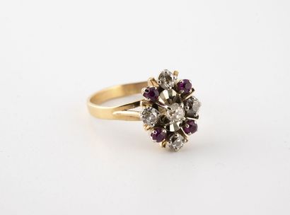 Bague marguerite en or jaune (750) ornée...