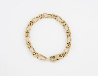 Bracelet à maille figaro limée en or jaune...