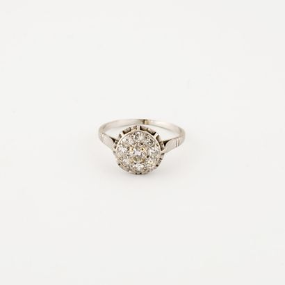 Bague fleur en platine (850) pavée de diamants...