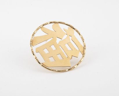 Broche ronde ajourée en or jaune (750) centrée...