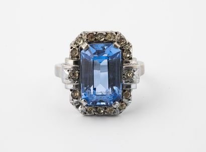 Bague en argent (800) centrée d'un saphir...