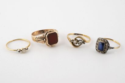 Four rings : 

- one in yellow gold (750)...